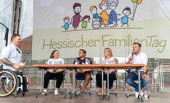 Talkrunde zum Thema „Was bedeutet Inklusion für Familien?“ mit Moderator Florian Sitzmann auf der BARMER-Bühne am Europaplatz