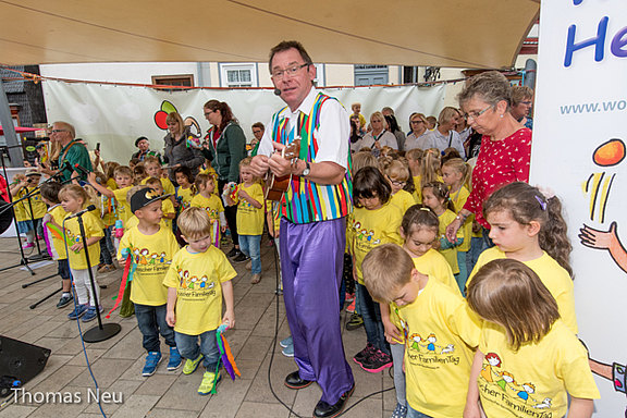 Kinderliedermacher Wolfgang Hering wird bei seinem Auftritt von Kita-Kindern aus Fritzlar unterstützt