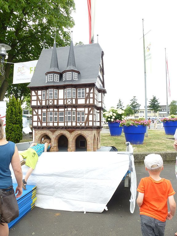Ein Modell des weltberühmten Alsfelder Rathauses lädt vor der Stadthalle zum Entdecken ein