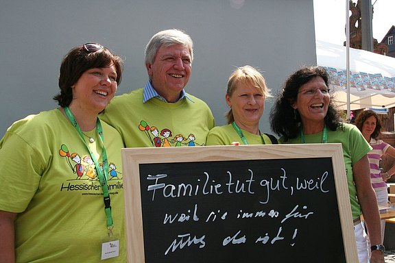 Ministerpräsident Volker Bouffier mit Mitarbeiterinnen der Karl Kübel Stiftung