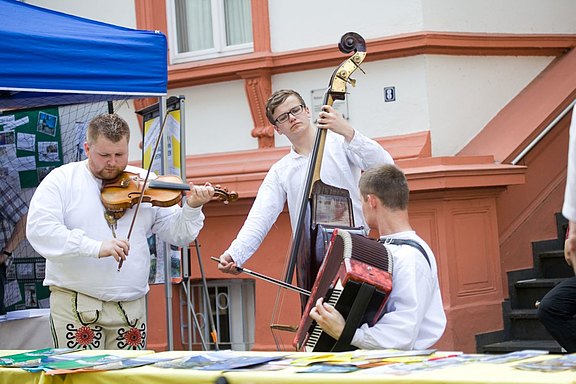 Ein Ensemble der Kreismusikschule Oberlahn e.V. in der Mauergasse 