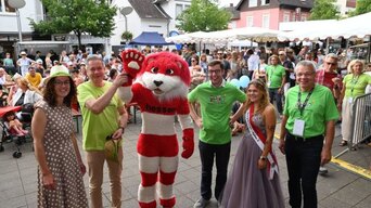 Eröffnung des 11. Hessischen Familientags auf dem Schillerplatz mit (v.l.) der Hessischen Wissenschaftsministerin Angela Dorn, dem Stiftungsratsvorsitzenden der Karl Kübel Stiftung, Matthias Wilkes, dem Hessenlöwen, dem Ersten Stadtrat Marius Schmidt, Spargelkönigin Ayleen I. und Bürgermeister Gottfried Störmer.